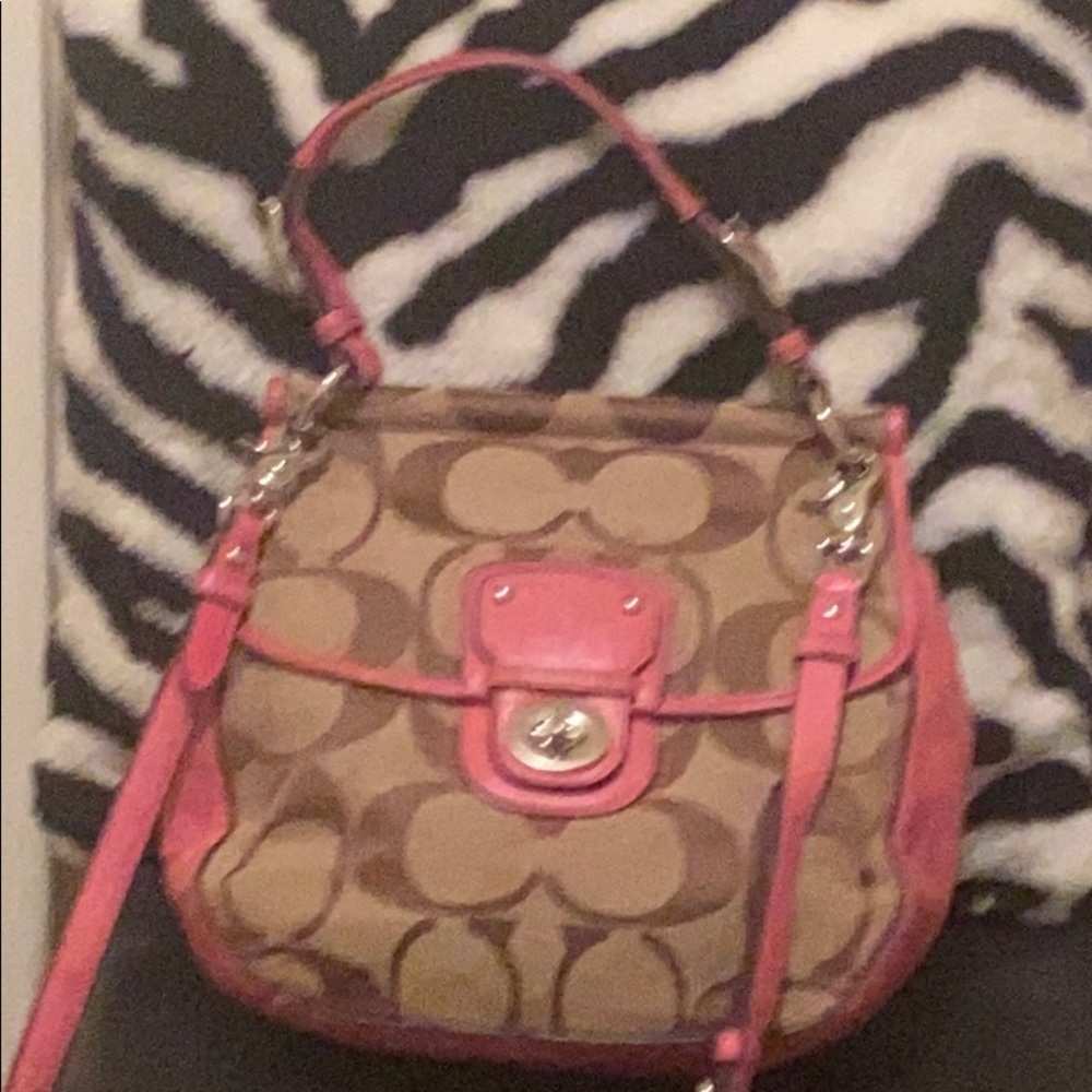 Coach purse w/zipper closure and shoulder strap.